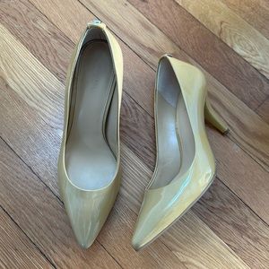 𝅺Michael Kors Women's Flex Mid Pump - nude patent size 8